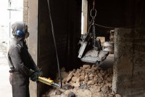 Arbeiter trägt Metallguss mit Brückenkran in Gießerei — Stockfoto