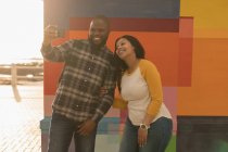 Felice coppia prendendo selfie sul lungomare — Foto stock