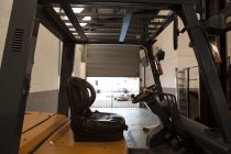 Gros plan du chariot élévateur dans un entrepôt robotisé — Photo de stock