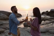 Romantisches Paar mit Champagner in der Nähe des Meeres — Stockfoto