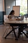 Femme d'affaires attentive en utilisant un ordinateur portable dans le bureau — Photo de stock