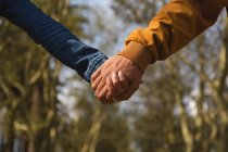 Close-up of couple holding hands in city — Stock Photo