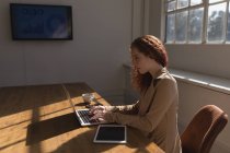 Weibliche Führungskraft mit Laptop im Konferenzraum im Büro — Stockfoto