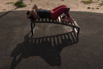 Інвалідність жінка займається в саду в сонячний день — стокове фото