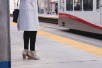 Femme hijab debout sur le quai à la gare — Photo de stock