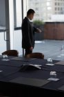Geschäftsmann kontrolliert Uhrzeit im Konferenzraum eines Hotels — Stockfoto