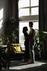 Романтична пара, підтримуючи один одного в домашніх умовах — стокове фото