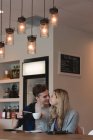 Счастливая пара пьет кофе в кафе — стоковое фото