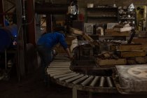 Travailleur masculin travaillant dans une fonderie — Photo de stock