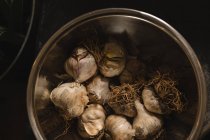 Close-up of garlics in utensil at supermarket — Stock Photo