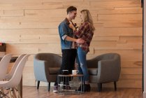 Вид збоку пари танцює в кафе — стокове фото