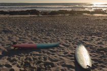 Surfez sur la plage par une journée ensoleillée — Photo de stock