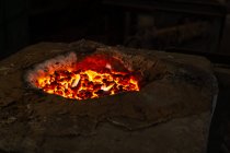 Лиття металу в печі в ливарній майстерні — стокове фото