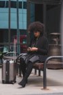Mujer joven usando el teléfono móvil en la ciudad - foto de stock