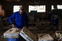 Männlicher Arbeiter fertigt Gießereiformen in der Werkstatt — Stockfoto