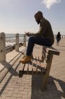 Seitenansicht von Mann mit Handy auf Promenade — Stockfoto