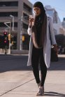Красива хіджаб жінка використовує мобільний телефон у місті — стокове фото