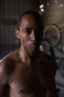 Porträt eines männlichen Boxers, der im Boxclub in die Kamera blickt — Stockfoto