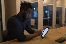 Geschäftsmann nutzt digitales Tablet am Schreibtisch im Büro — Stockfoto