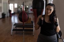 Retrato de boxeador feminino olhando para a câmera no estúdio de fitness — Fotografia de Stock