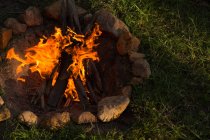 Nahaufnahme vom Lagerfeuer auf dem Campingplatz — Stockfoto