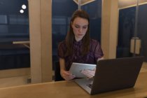 Donna d'affari che utilizza tablet digitale alla scrivania in ufficio — Foto stock