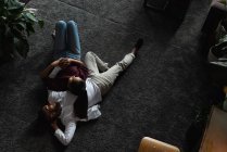 Пара спит на полу в гостиной на дому — стоковое фото