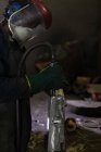 Arbeiter mit Hydraulikmaschine in Gießerei-Werkstatt — Stockfoto