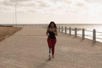 Schöne behinderte Frau zu Fuß auf der Promenade — Stockfoto