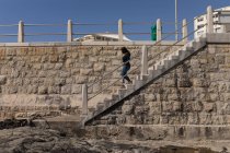 Вид сбоку на женщину-инвалида, идущую по лестнице — стоковое фото
