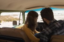 Ehepaar benutzte Handy im Fahrzeug auf Autofahrt — Stockfoto