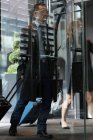 Junge Geschäftsfrau betritt Hotel mit Gepäck — Stockfoto