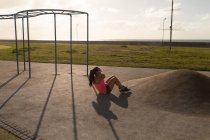 Jogger femminile che si allena nel parco in una giornata di sole — Foto stock