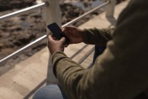 Mann benutzt Handy auf Promenade — Stockfoto