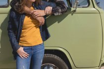 Mann umarmt Frau durch Autoscheibe — Stockfoto