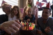 Famiglia multi-generazione che festeggia il compleanno in salotto a casa — Foto stock