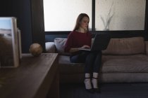 Bella dirigente femminile utilizzando il computer portatile in ufficio — Foto stock