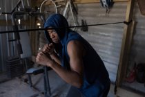 Determinado boxeador masculino praticando boxe no estúdio de fitness — Fotografia de Stock