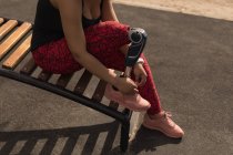 Низкая часть женщины-инвалида завязывающей шнурки — стоковое фото