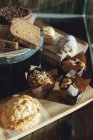 Schokolade und süße Speisen auf einer Vitrine im Café — Stockfoto