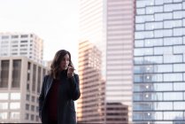 Empresária conversando no telefone celular na varanda do hotel — Fotografia de Stock
