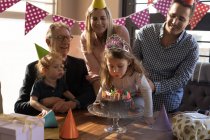 Семья из нескольких поколений празднует день рождения в гостиной на дому — стоковое фото