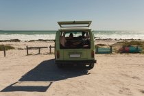 Fahrzeug an sonnigem Tag am Strand geparkt — Stockfoto