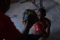 Тренувальний тренінг визначений чоловічим боксером в боксерському клубі — стокове фото