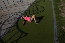 Joggerin entspannt sich an einem sonnigen Tag im Park — Stockfoto