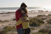 Romantisches Paar umarmt sich am Strand — Stockfoto