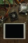 Primo piano di tablet digitale, scheda di circuito e ventilatore del computer sul tavolo — Foto stock