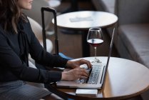 Середина бізнес-леді, використовуючи ноутбук в готелі — стокове фото