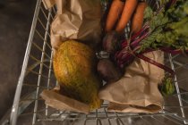 Close-up de legumes no carrinho de compras no supermercado — Fotografia de Stock