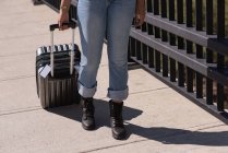 Frau mit Gepäcktasche geht in der Stadt spazieren — Stockfoto